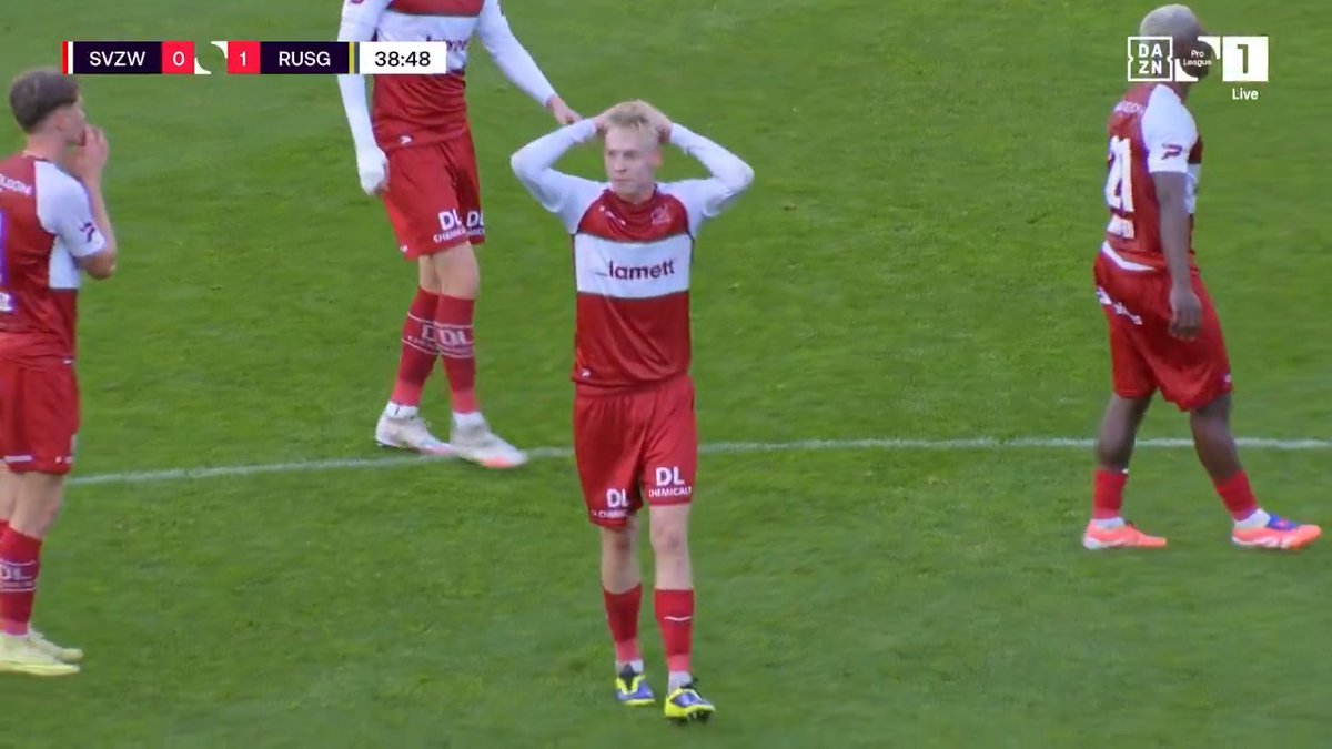 😬 | Zulte Waregem perd le ballon après une déviation malheureuse de l’arbitre. L’Union SG marque directement en contre. 🤷‍♂️💢 #ZWAUSG Regardez la #JPL uniquement sur DAZN ! 📲