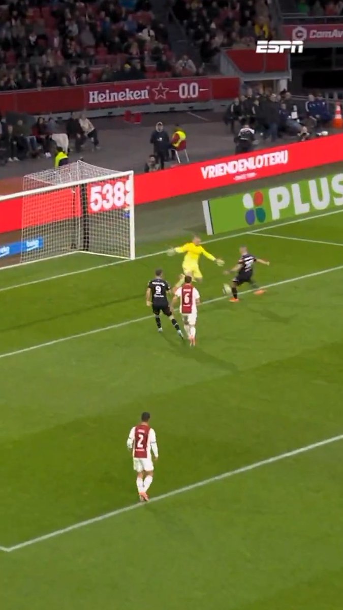 Oei... Remko Pasveer in de fout en Václav Sejk profiteert in de rebound 🧤😬 #ajahee