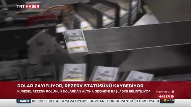 💲Doların küresel hakimiyeti sarsılıyor. Son 1,5 yılda küresel rezervlerde doların payı yaklaşık 3 puan azaldı. Merkez bankaları ise altın alımlarıyla rezervlerini güçlendiriyor.