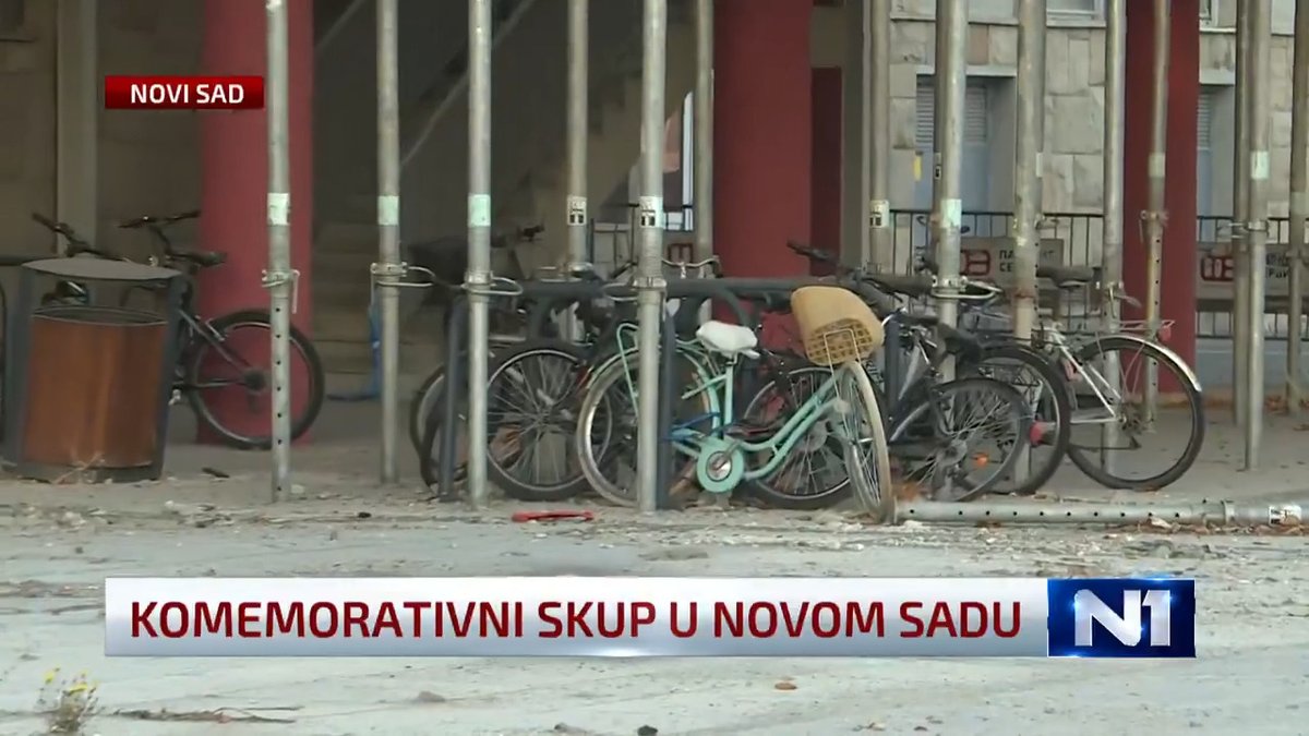 Na Železničkoj stanici u Novom Sadu vreme je stalo prošle godine, 1. novembra. A da je zaista tako, svedoči i ova slika - bicikli koji su tog dana bili ostavljeni i dalje su tu, niko nije došao po njih. Opruge koje su nekada držale nadstrešnicu i dalje vise, i sve na tom mestu izgleda sablasno.