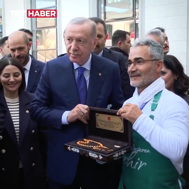 Cumhurbaşkanı Erdoğan, Atatürk Havalimanı Millet Bahçesi'ni gezerek vatandaşlarla sohbet etti.