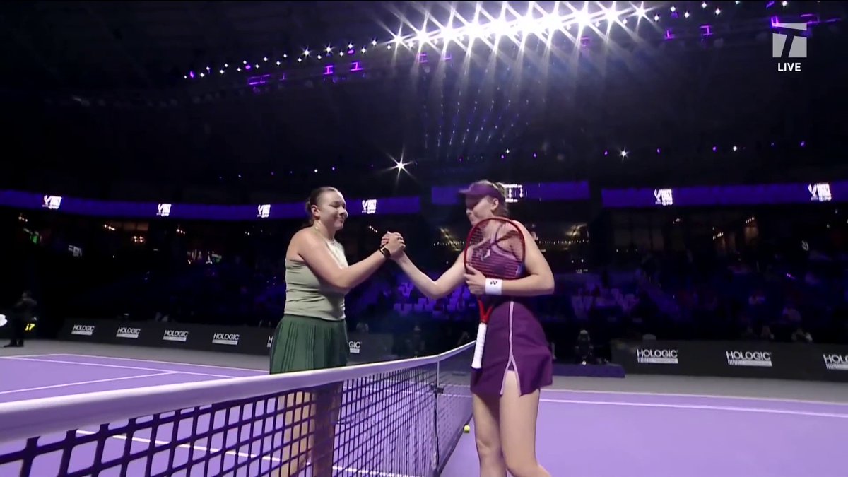 RYBAKINA S’OFFRE ANISIMOVA 🇰🇿 Elena Rybakina domine Amanda Anisimova en 58 minutes (6-3, 6-1) pour son premier match aux WTA Finals 2025. La Kazakhstanaise signe un septième succès consécutif.