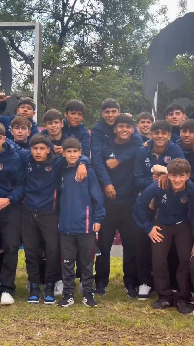Visita de jugadores juveniles del Club Atlético Lanús a la Universidad Nacional de Lanús 🎓 Una jornada en la que pudieron dialogar con estudiantes y docentes, para conocer de primera mano la vida universitaria, descubrir nuevas oportunidades y proyectarse hacia el futuro #LanúsJuveniles 🇱🇻