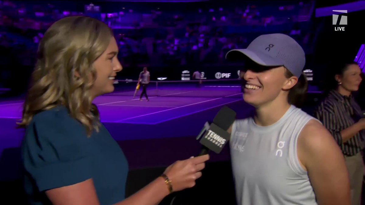 CoCo: "Does it ever get boring to dominate this quickly?" Iga: "Well, no." 🤭 #WTAFinalsRiyadh