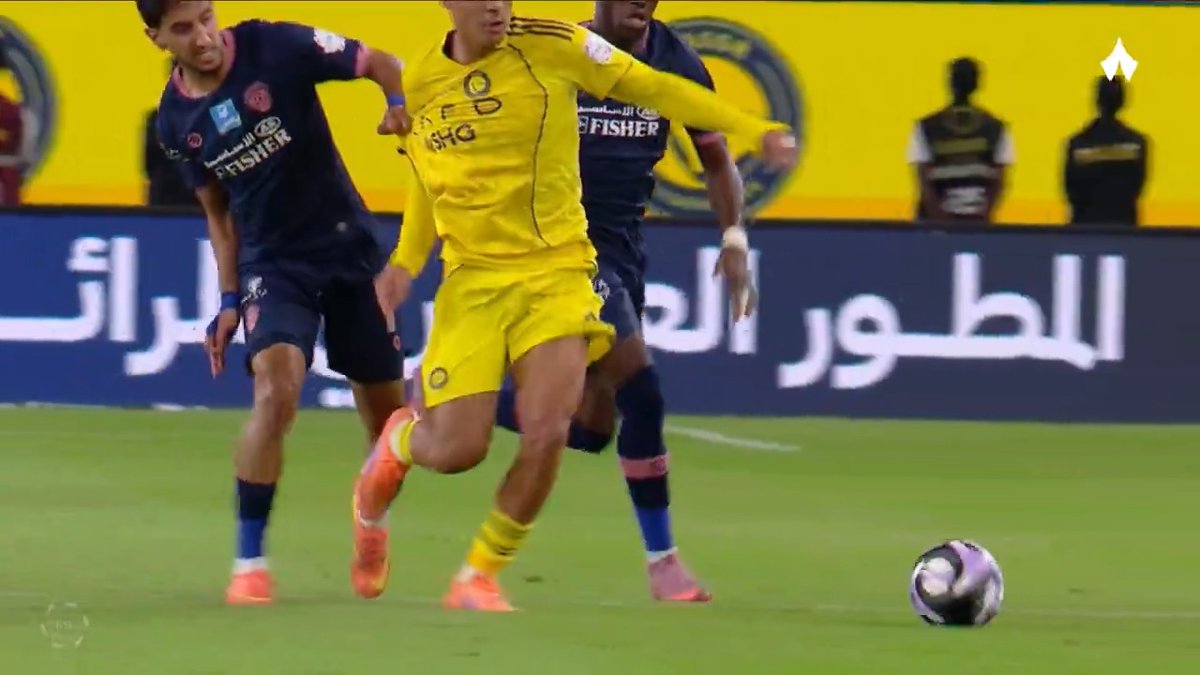 اللي يضرب لاعب النصر واللي ياخذ الكرت لاعب الفيحاء - شكل الهويش حالف ما تنتهي المباراة إلا بطرد لاعب من الفيحاء كالعادة 🤷‍♂️ . #النصر_الفيحاء