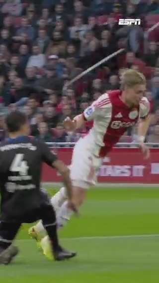 Kenneth Taylor krijgt geen strafschop na ingrijpen van de VAR 📺❌ Juiste beslissing? 🤔