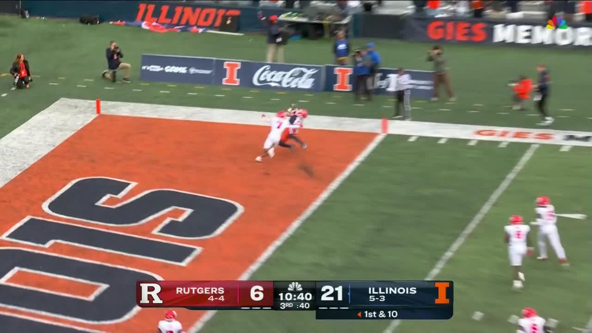 What a catch by Hudson Clement 🤩 Illinois Football extends their lead, 28-6. 📺: NBC