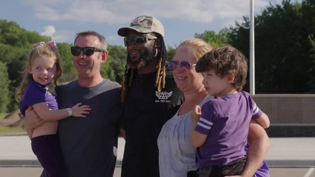 When one person serves in the military, the whole family serves in the military. For Aaron Jones 3️⃣3️⃣, Salute to Service is important because it's how he was brought up. 🗳️: