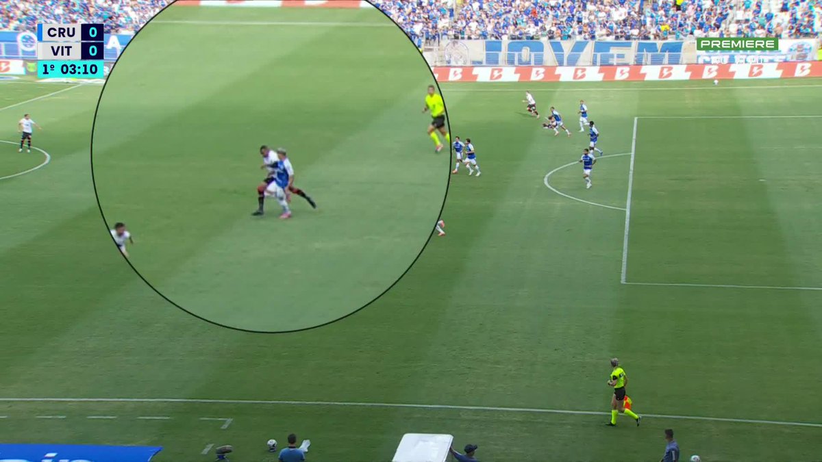 O lance do pênalti marcado para o Cruzeiro contra o Vitória. 🎥 Premiere | ge