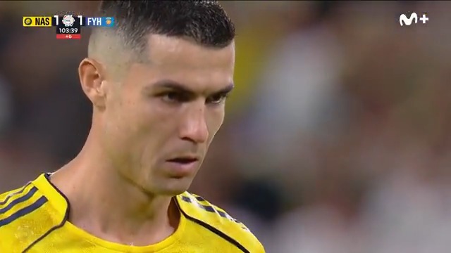 ๐จ๐ก ๐๐๐๐ฃ ๐ค๐จ๐ ๐๐ข ๐ง๐๐๐ก๐ ๐ง๐ข๐๐ข: - Cristiano ganando el partido de penalti en el aรฑadido. - Cristiano marcรกndose un baile. - ยฟQuรฉ lleva puesto en la cabeza? #LaCasaDelFรบtbol