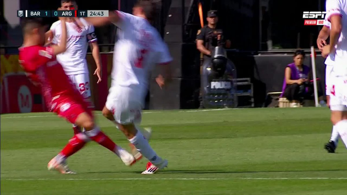 Diego Ceballos. Si, Diego Ceballos desde el VAR sugirió EXPULSIÓN para Bravo por una infracción de tarjeta amarilla. Había visto bien Merlos. Beneficiado #Barracas, una vez más. Perjudicado #AAAJ. ¿Se quejarán post partido o habrá silencio otra vez?