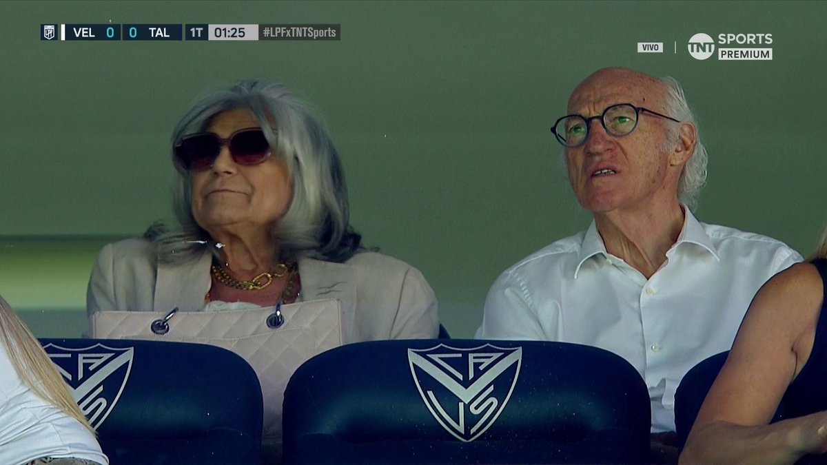 👑 Visita de lujo: Carlos Bianchi presente en el Amalfitani acompañando a #Vélez ante Talleres.
