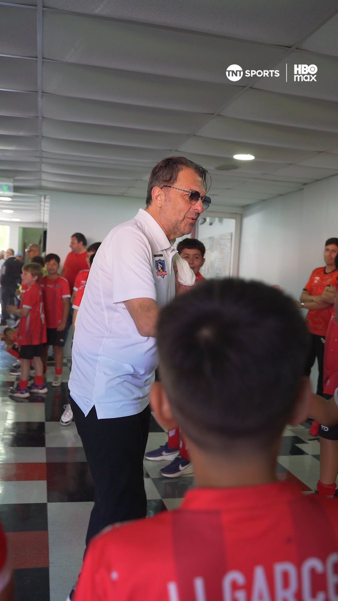 😅⚽👹 Ojito con el final... En la previa del duelo entre #ColoColo y Ñublense de este #MatchdaySábado, el presidente Albo, Aníbal Mosa, saludó a los niños de las inferiores del cuadro chillanejo, donde más de uno no necesariamente es seguidor de los Diablos Rojos 👀 ¡Buen ambiente en el Nelson Oyarzún! Disfruta lo mejor del fútbol chileno. Suscríbete a #TNTSportsenHBOMax 📲💻 Link en la BIO 📍