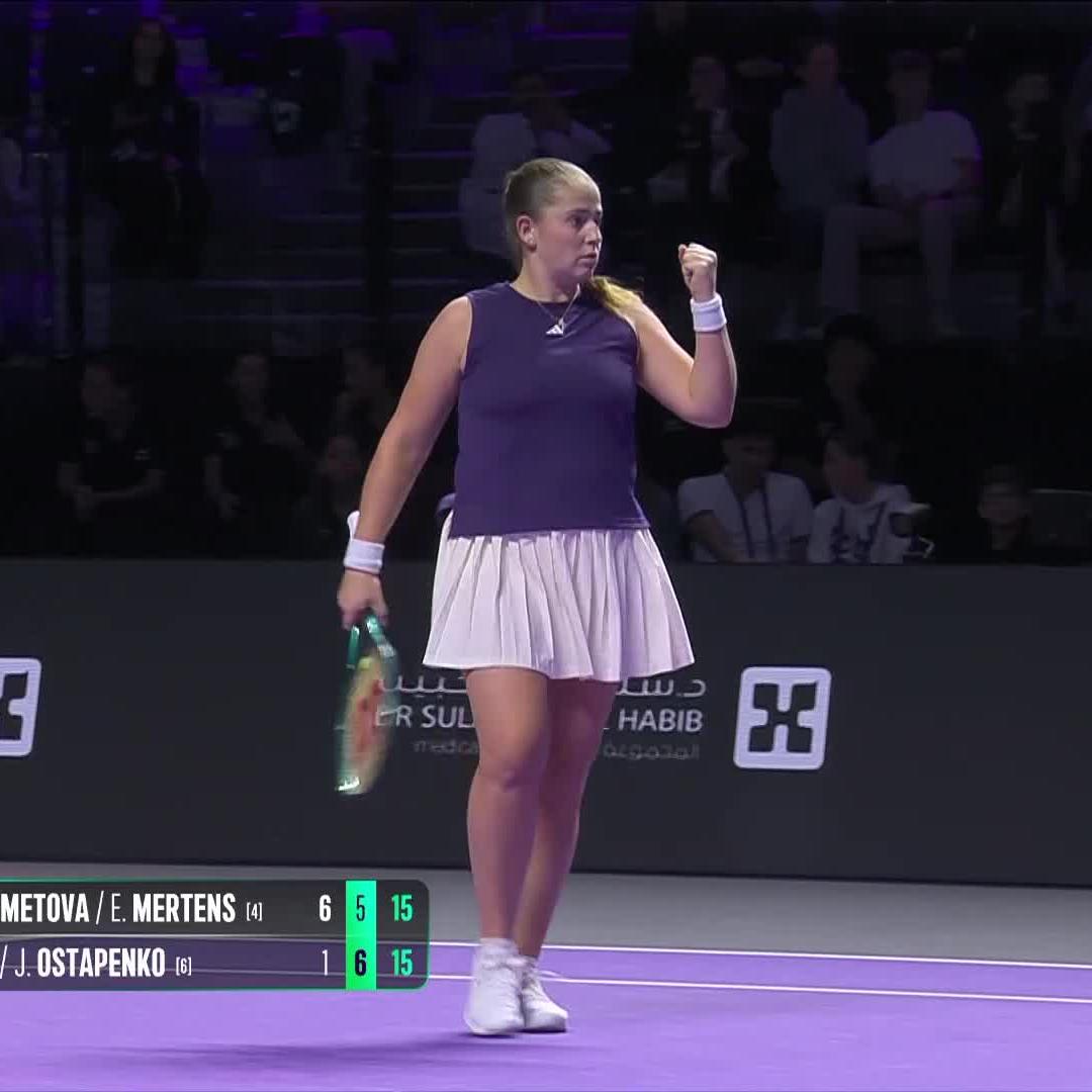 Painting lines 🎨 👩‍🎨 Jelena Ostapenko | #WTAFinalsRiyadh