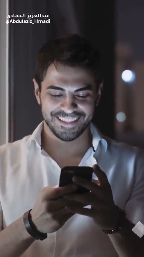 قرب الجوال من عينك ممكن يسبب لك آثار سلبية كثيرة؛ مثل جفاف العين والأرق والصداع وغيرها الكثير من السلبيات! في "دقيقة تقنية" تابع ماذا تقول الأكاديمية الأمريكية لطب العيون؛ وكيف يمكنك تجنب ذلك بخطوات سهلة: