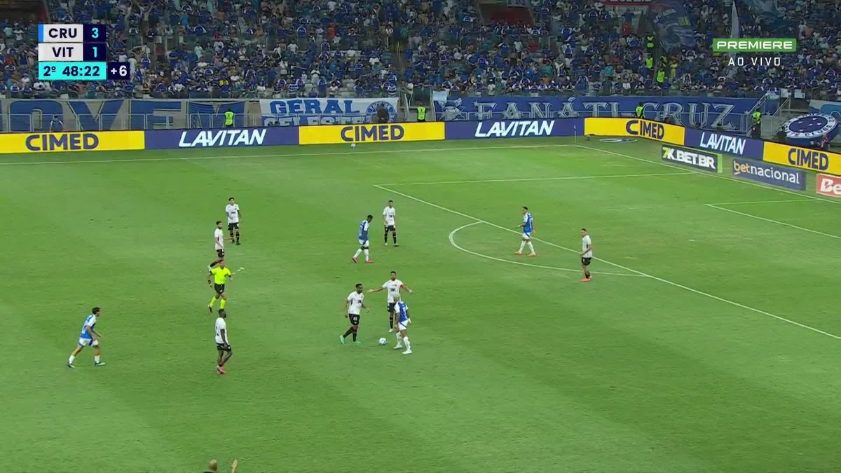 Treta entre Gabigol e Edu na reta final de Cruzeiro x Vitória. Edu recebeu cartão amarelo. 🎥 Premiere | ge