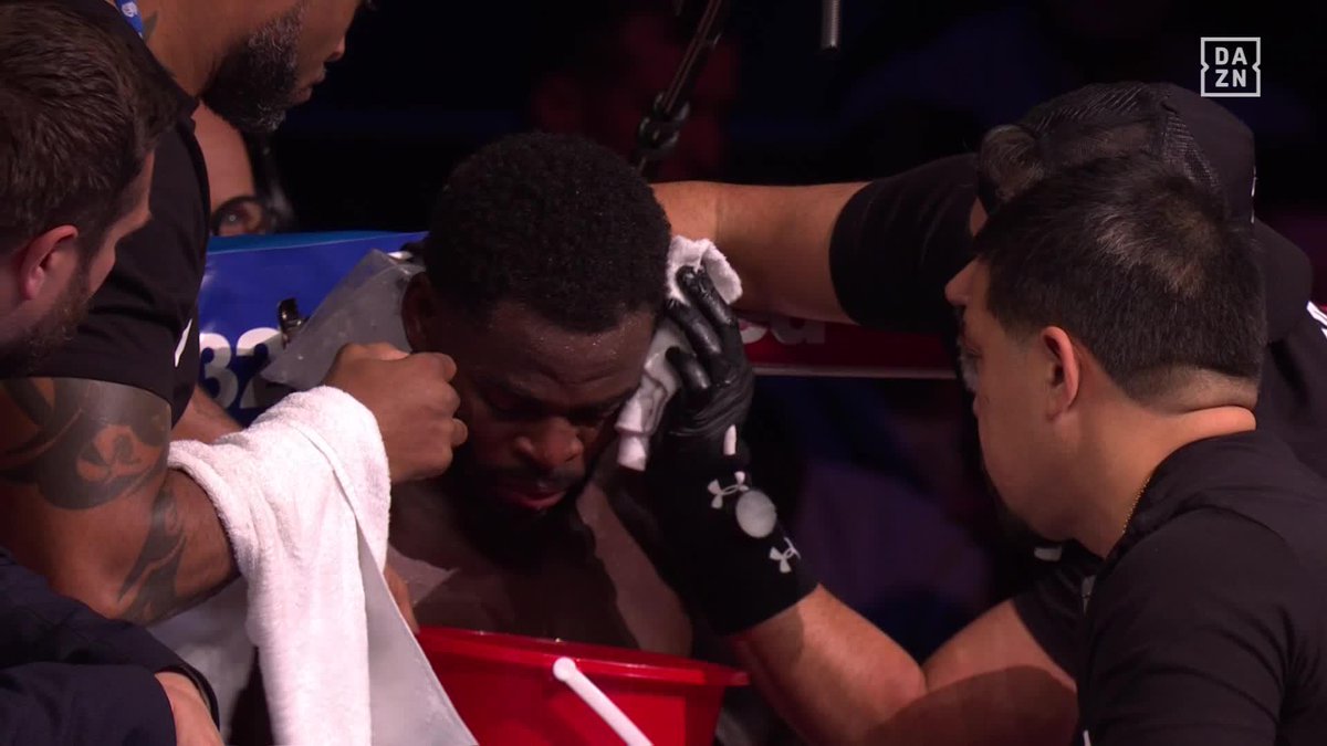 Zach Parker really showing up as we pass through four rounds 🤝 #BuatsiParker | Live NOW on DAZN 🤳