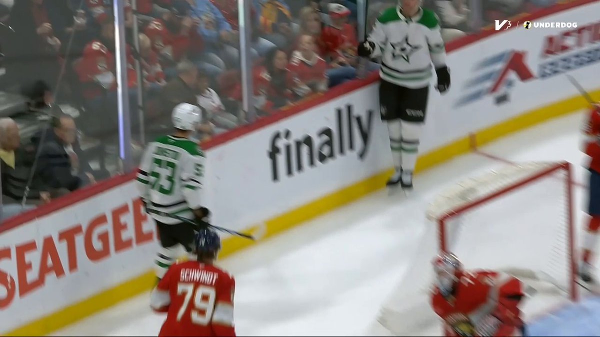 TWO GOALS IN 14 SECONDS FOR DALLAS! 🌟 The second goal is Justin Hryckowian's first in the NHL!