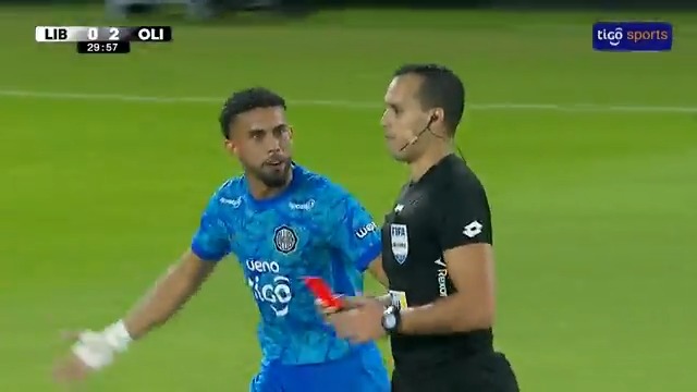 🟥 EXPULSADO. Axel Alfonzo, autor del primer gol de Olimpia, vio la roja tras esta jugada. 📺Tigo Sports ▶️Viví el #ClausuraAPF2025 por