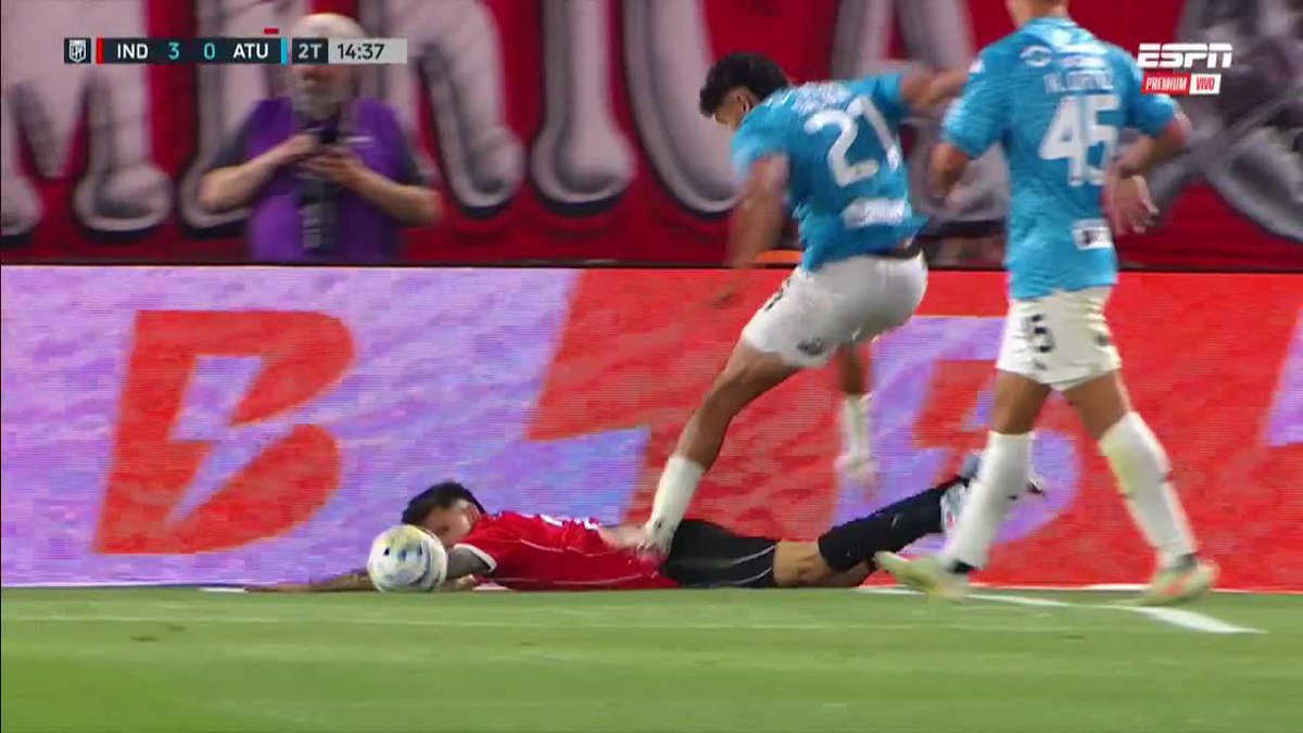 🟥 La roja a Nacho Galván por el pisotón sobre Leo Godoy Ahora, la pelota estaba en juego y la falta es dentro del área, pero Martínez Beligoy cobró tiro libre afuera por falta previa 🧐