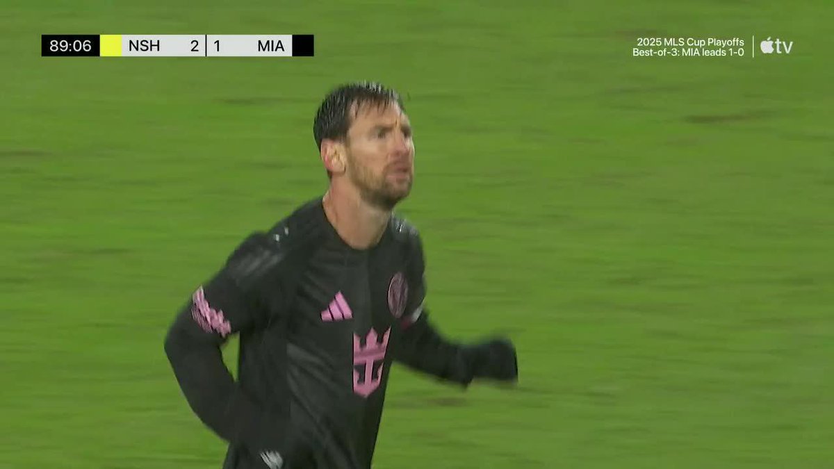 ¡¡QUE MANERA DE PEGARLE A LA PELOTA, LEO!! Fierrazo a pura bronca de MESSI, desde el borde del área, para el 1-2 final del Inter Miami ante Nashville por el 2° partido de los octavos de la #MLS. 📹 Major League Soccer on Apple
