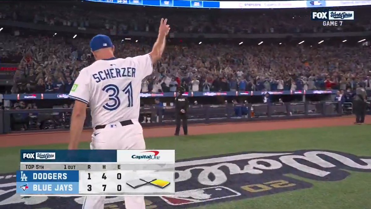Max Scherzer exits Game 7 to a standing ovation from the Toronto Blue Jays faithful 👏