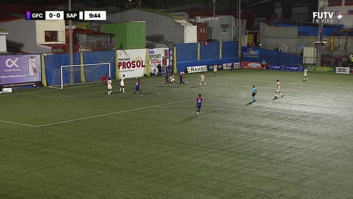 ⏰ 10’ Joao Maleck pedía penal tras esta jugada en el área.