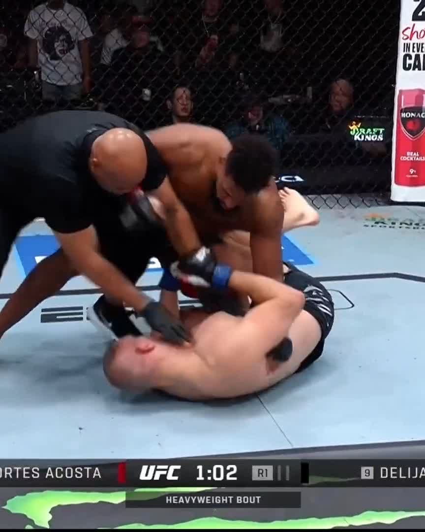 UFCでまたまたアイポーク発生。被害者のアコスタはなんとか再開したあとにKO勝ち。アンチ・アスピナルに火を付ける結果ではありますね…