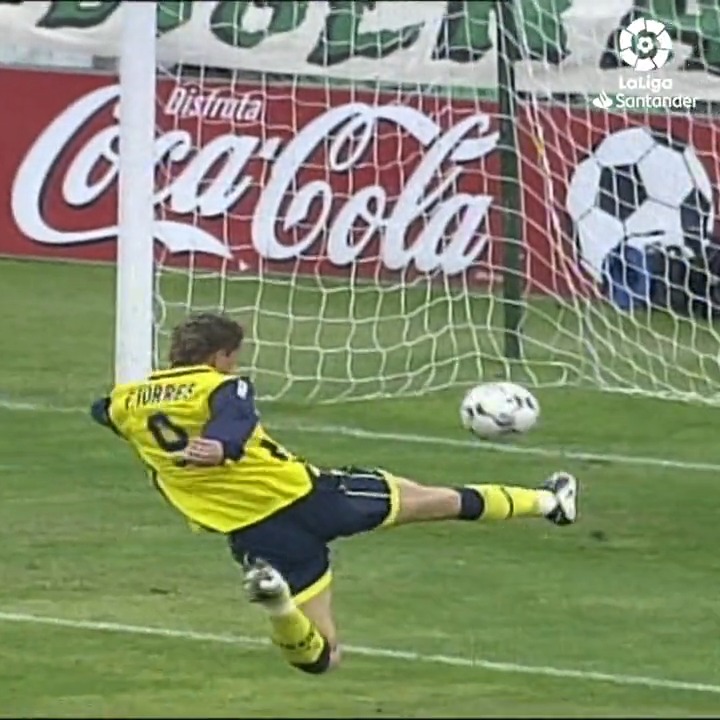 🇪🇸✨ 22 years ago today: Fernando Torres produced this piece of magic for Atleti! 🤯 He was 19-years-old at the time. ⭐️
