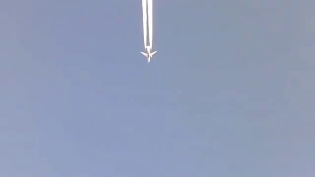 👨‍✈️ Havada farklı yükseklikte üç pilot karşılaşırsa... ✈️ 35 bin feette bir Boeing 747 yolcu uçağı, 37 bin feette seyir hâlindeki Boeing 737'yi solluyor. 👨‍✈️ 33 bin feette uçan bir Boeing 777'nin pilotu da o anları cep telefonu ile kayda alıyor.