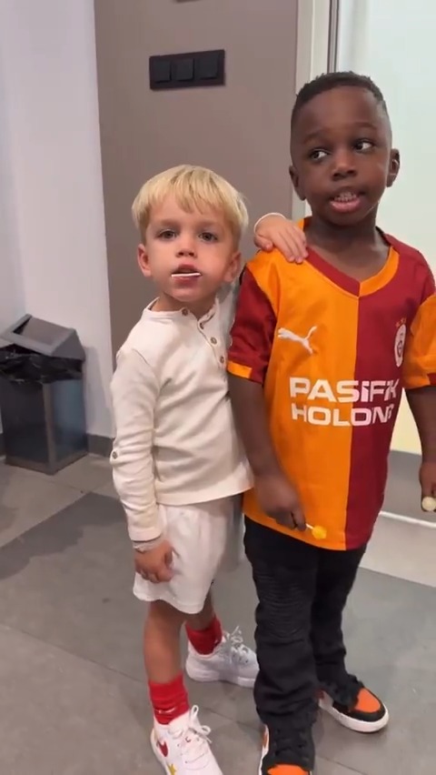 🦁 Maçın ardından fotoğraf çekilirken Ciro Mertens: "Cimbombom!"
