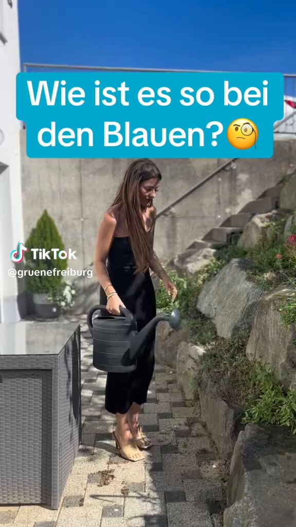 Ich frage mich immer, wen solche Clips beindrucken und ob wirklich jemand denkt Ja, also diese Frau gießt ihren Spießergarten und will Rechtsradikalen keine Chance geben, deshalb sollte ich zu den Grünen Denkt ihr, solche Clips bewirken irgendwas ?