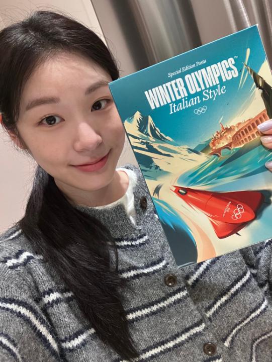 밀라노-코르티나2026까지 100일. Ready,set,pasta! Something's cooking🍝 Yuna Kim is preparing Olympic pasta, and making us hungry for @milanocortina2026 ❄️ Less than #100DaysToGo now! #Olympics #밀라노코르티나2026 #올림픽