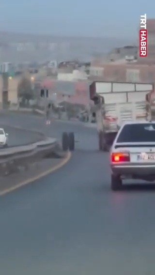 Şanlıurfa'da hareket halindeki kamyonun dingili koptu.