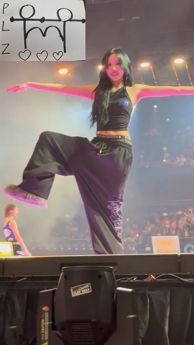 Mina doing another two person fanservice pose by herself again 😭😭
