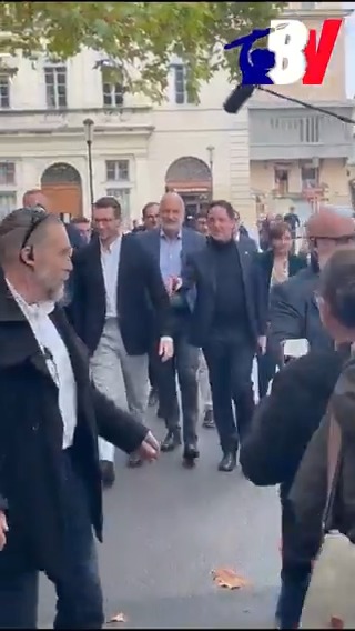 Jordan Bardella arrive à Nîmes sous les applaudissements du public venu à la dédicace de son dernier livre.