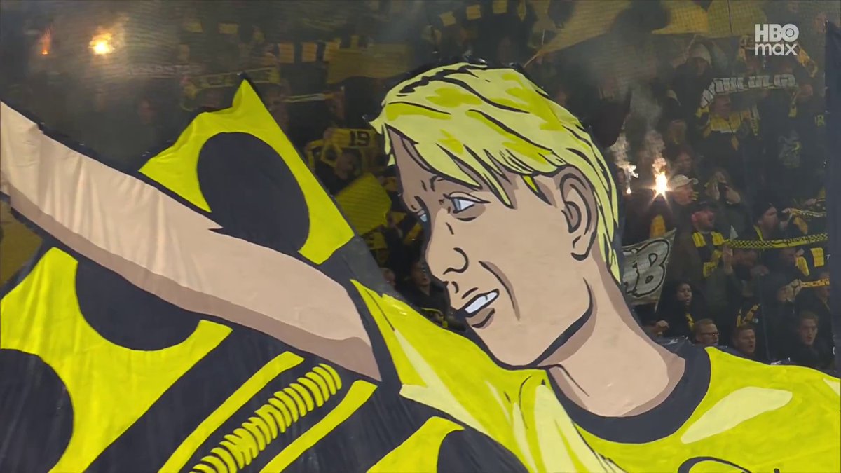Johan Larsson hedras med ett tifo från hemmasupportrarna dagen till ära 🟡⚫ 📲 Se IF Elfsborg - AIK på HBO Max och Kanal 5
