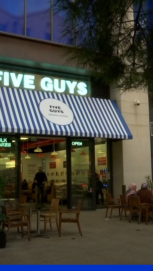 💬 "Tu te sens un peu plus à ta place" Six restaurants Five Guys proposent de la viande halal et suppriment l'alcool