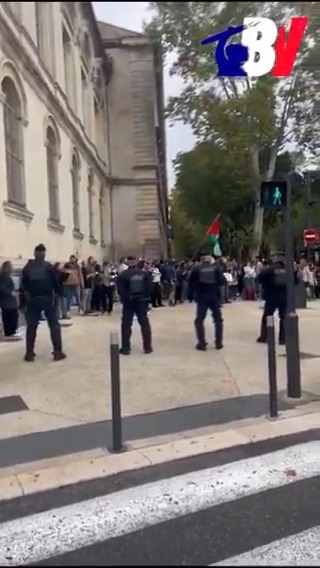 Les antifas sont maintenus à distance de la dédicace de Jordan Bardella par la police. La foule leur répond par des « Jordan président ».