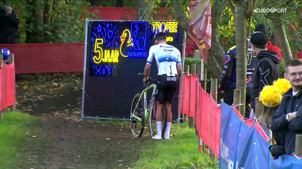 😳 ¡Vaya numerito ha montado Thibau Nys con sus bicis en el #X2OBadkamersTrofee de Lokeren! Recibe una bici en boxes que no estaba a gusto; se queja a gritos; le dan una tercera, ¡y se para en seco a ajustar las manetas, tirando la carrera! 💥 #ciclocross | #LaCasaDelCiclismo