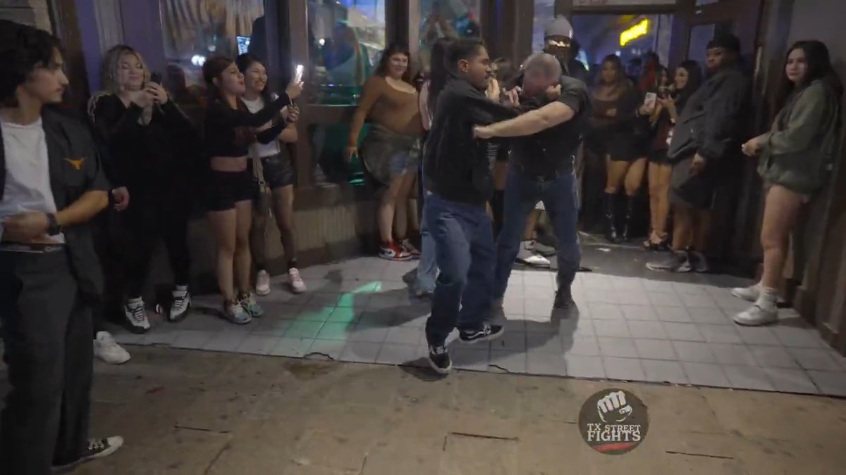 Fight brawl break out on 6th Street Austin TX 11-1-2025 #Halloween2025 #fight #6thstreet #texas