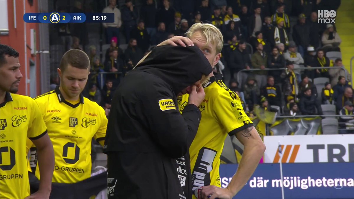 Per Frick rörd till tårar efter Johan Larssons byte. 🟡⚫ 📲 Se matchen på HBO Max och Kanal 5