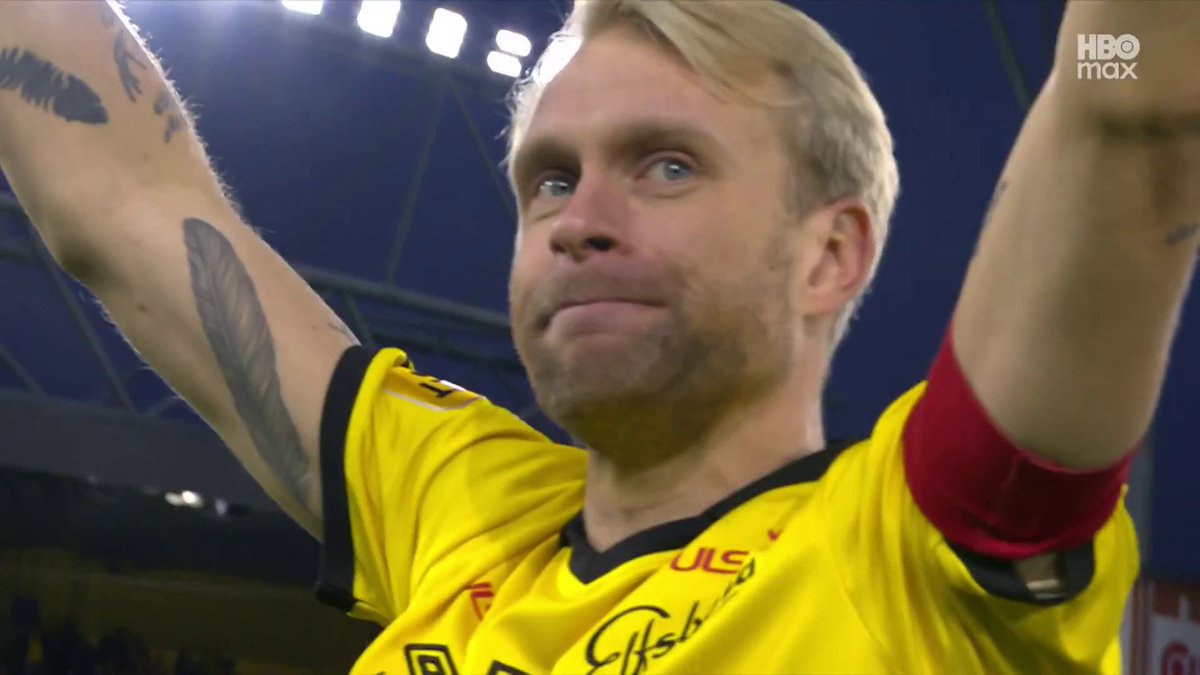 Känslosamt på Borås Arena under hyllningen av Elfsborgsikonen Johan Larsson 🟡⚫ 📲 Se höjdpunkter från Allsvenskan på HBO Max