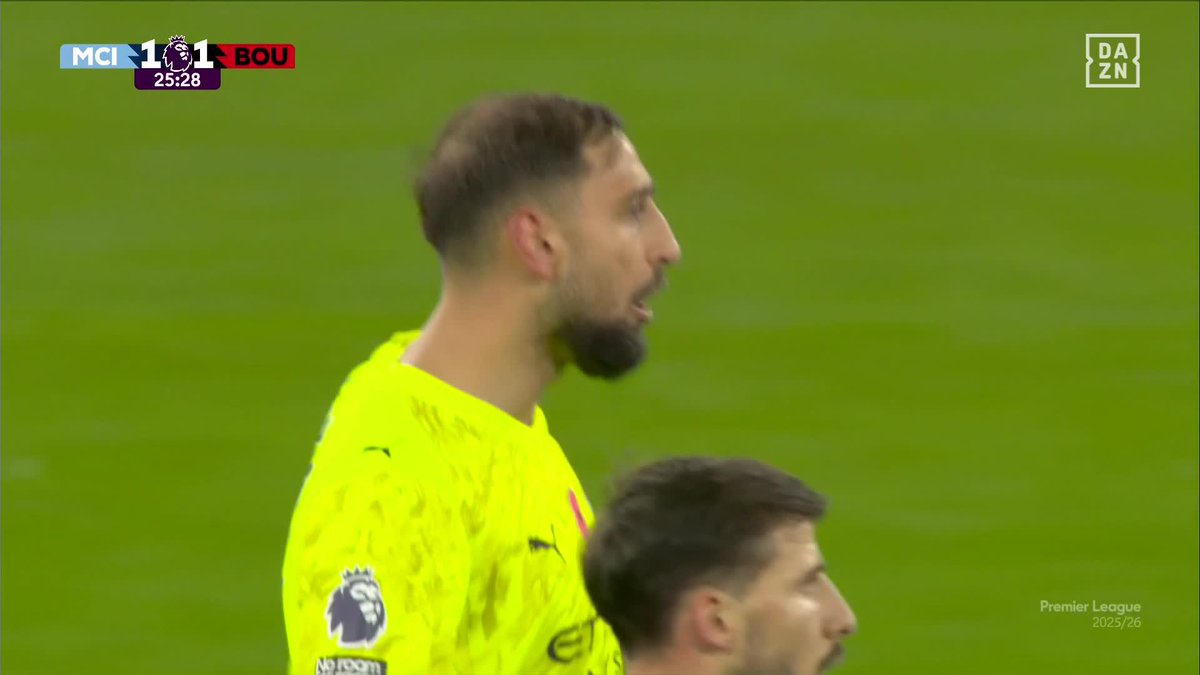 Donnarumma jurando en arameo por el gol que le dieron al Bournemouth 👀 El portero del Manchester City pidió falta por agarrón #PremierLeagueDAZN ⚽🏴