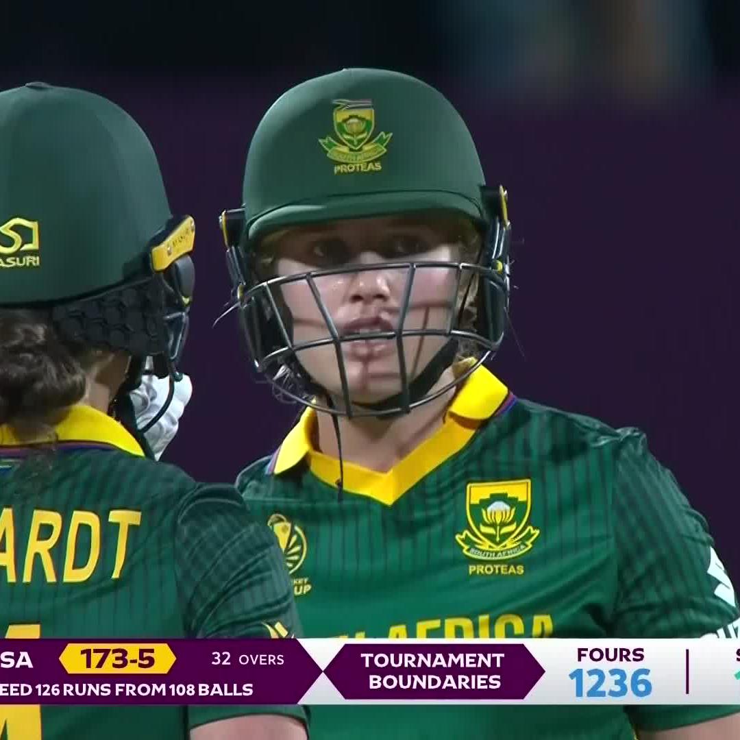 Annerie Dercksen hits back-to-back sixes ๐คฉ๐ South Africa are still in the fight ๐ช ๐บ Stream #CWC25 on DStv: