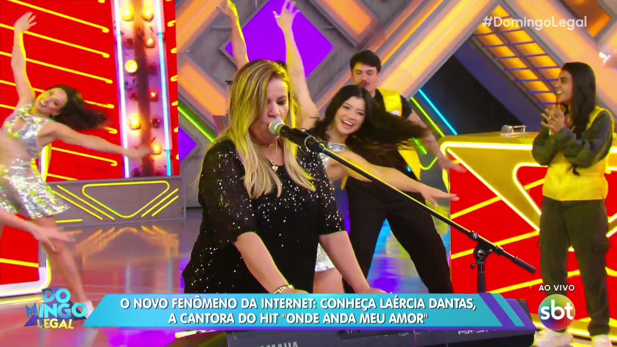 E ela veio pra mandar o garçom trazer a Pitú AO VIVO! #DomingoLegal