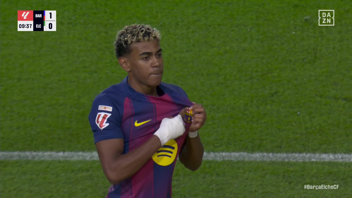 “EL FC BARCELONA, AQUÍ” 👈🏻 Muerde y besa el escudo el día en el que volvió a marcar ❤️💙 La celebración de Lamine Yamal #LALIGAenDAZN ⚽️