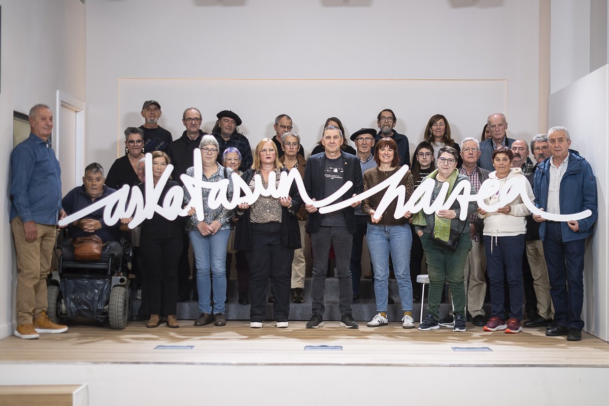 «La herida sigue viva. Romper el legado franquista no es mirar atrás, es mirar de frente con dignidad y verdad. No nos callaron y no nos callarán. La memoria es nuestra victoria». Ponemos voz a las emotivas palabras del sobrino de José Luis Sánchez-Bravo, fusilado hace 50 años.