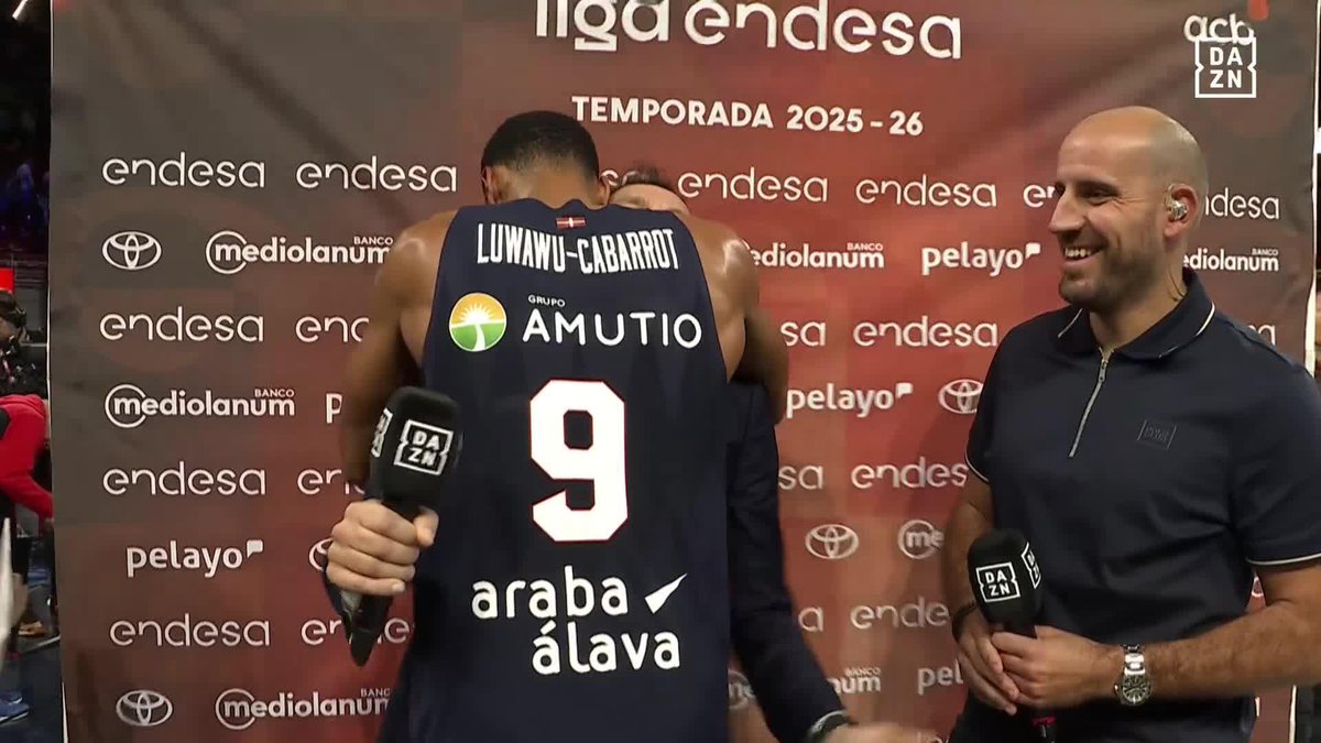 Todos quieren abrazar a Paolo Galbiati 😍🫂 ¡Qué momento con Luwawu-Cabarrot y Mamadi Diakite! 😂 #LigaEndesaxDAZN 🏀