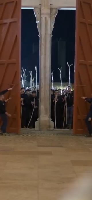 « Kyrie des gueux », tels les Jacquets de jadis, 3600 routiers scouts catholiques ont franchi les portes de la basilique de Vézelay (Yonne). Depuis 50 ans, les aînés des Guides et Scouts d'Europe - France arpentent chemins et collines bourguignonnes.